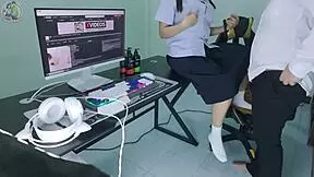 Tajska študentka ujeta v roleplayu s starejšim, vodi do intenzivnega jebanja in stokanja v študentskem domu