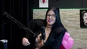 Leticia Braga v scéne v priesvitnej červenej bielizni