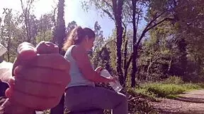 ผู้หญิง exhibitionist ล่อลวง MILF ให้เย็ด ดูด และเสร็จหน้าในสวนสาธารณะ