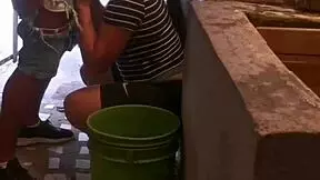 El primo me folla el culo hasta que deja su leche dentro cuando estoy lavando mi ropa 😈