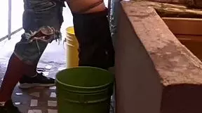 El primo me folla el culo hasta que deja su leche dentro cuando estoy lavando mi ropa 😈