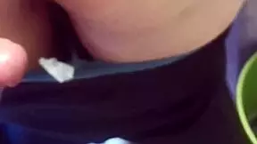 El primo me folla el culo hasta que deja su leche dentro cuando estoy lavando mi ropa 😈