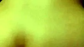 El primo me folla el culo hasta que deja su leche dentro cuando estoy lavando mi ropa 😈