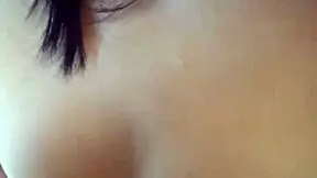 El primo me folla el culo hasta que deja su leche dentro cuando estoy lavando mi ropa 😈