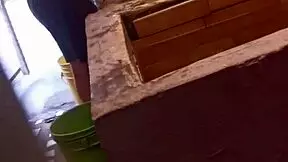 El primo me folla el culo hasta que deja su leche dentro cuando estoy lavando mi ropa 😈