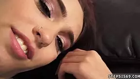 Slastičarna brinetica tinejdžerka 18+ masturbira prvi put deflorisana za moj rođendan