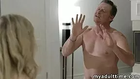 Zapeljan s strani prijateljice svoje pastorke v divjem triosu