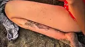 Sexo público en la playa con una desconocida mamando 😏