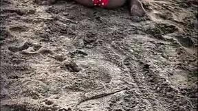 Sexo público en la playa con una desconocida mamando 😏