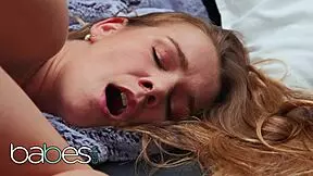 Babes alexis crystal plays with juicy pussy then dildo cums 😍