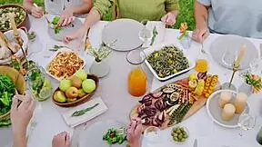 madre rubia española says, 'vacaciones en barcelona con victor bloom, qué locura!'