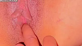 Ehi guarda figa vergine rosa stretta di sorellastra così depilata e liscia