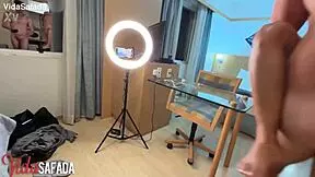 fomos pra cama com nosso amigo poderoso dotado que fez minha esposa de sua putinha e deixou ela cheia de leite