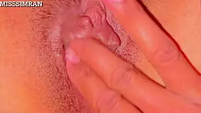 Ει, δες το στενό ροζ παρθένο μουνάκι της θετής αδερφής μου, τόσο ξυρισμένο