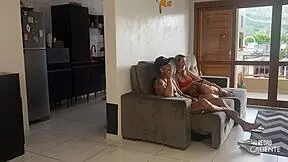 O Marido Na Cozinha E Ela Na Sala Com O Amigo