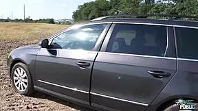 Horny hitchhiker gets quick pussy banging by roadside