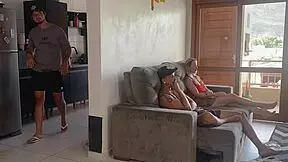 O Marido Na Cozinha E Ela Na Sala Com O Amigo