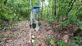 Тайландска мадама върви и говори докато бере гъби в дълбоката гора