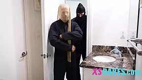 kinky dance mesmerizes thieves