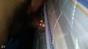 Masturbiram z gumijato igračko prav zdaj