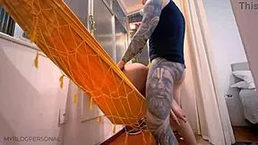 pareja latina tiene la mejor cogida de su vida en la hamaca de sus suegros con hardcore bent over doggystyle