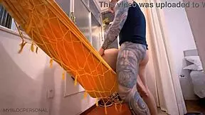 pareja latina tiene la mejor cogida de su vida en la hamaca de sus suegros con hardcore bent over doggystyle