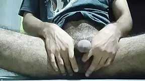 Me tiro la paja desnudo en el suelo con familia en casa