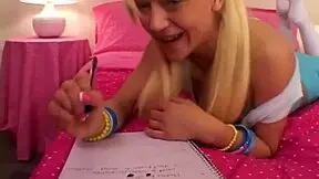 Lille Lexy fingerer sig selv i solo scene 😘