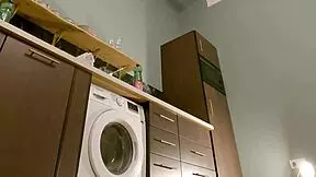 Je tá horúca brunetka babka v kuchyni vyzlieka nohavičky?