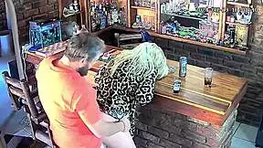 Uhvatio sam svoju kurvu ženu kako vara sa mojim najboljim prijateljem na CCTV-u