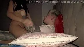 mi hermanastra y yo nos pusimos cachondos y hacemos el amor en la cama de sus padres