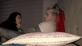 mi hermanastra y yo nos pusimos cachondos y hacemos el amor en la cama de sus padres