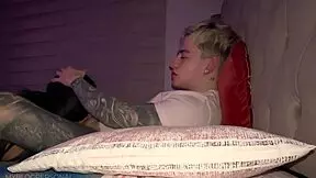 mi hermanastra y yo nos pusimos cachondos y hacemos el amor en la cama de sus padres