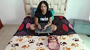 hermanastro pervertido se folla por el co�o a su linda hermanastra latina de piel morena - porno en espanol