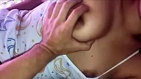 Mi mejor amigo clava su verga en mi coño mientras hablo por telefono con mi esposo y eyacula adentro