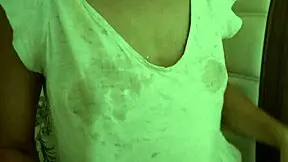 내 가슴 가까이서 짜고 있어