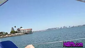 Gledaj mlade sesati in jebati na zabavni ladji