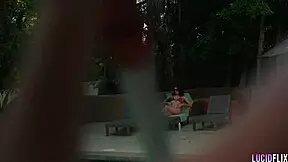 풀장에서 샤를롯 신즈 보지 박았어, 큰 가슴