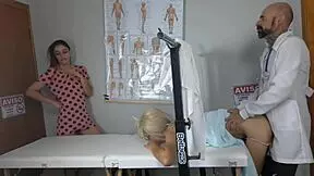 Two Safadas Go To The Gynecologist To Let Him Play With Their Pussy