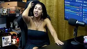 Renatinha Mello naredi Ruana kurac trd kot kamen samo z enim poljubom, dala je lep grab na njegov kurac - podcast pópum v barracu