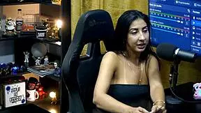 renatinha mello deixa o ruan de pau duro como pedra só com um beijo ela deu uma pegada gostosa no pau dele - podcast pópum no barraco