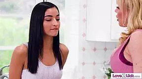 Poljubac bujne kuguar maćehe poništava čaroliju