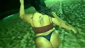 teen with big ass shakes it solo on the beach