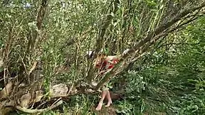 Je moja mlada 18+ evropska punca tekla v gozd? Našel sem jo in ji obrazno jebal z velikim kurcem