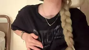 Cute college babe squirts her wet pussy deliciously in the forest 😍