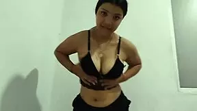 Hermosa latina venezolana de culo grande me hace un baile sexy terminamos follando en la sala de mi casa