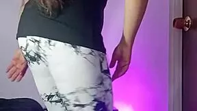 Latinalainen täti esittelee kameli varpaansa legginseissä