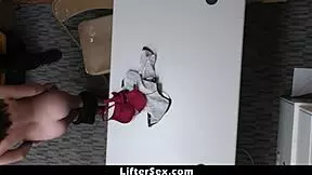 Osumnjičena Lily Jordan pokušava da pobegne ali policajac je pušta - liftersex