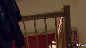 er erwischt seine stief-schwester im bad und fickt sie durch