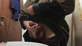 i'm jerkin off in bathroom